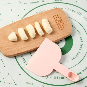 Multi Function Useful Cream Spatula Pastry Cutter Pink